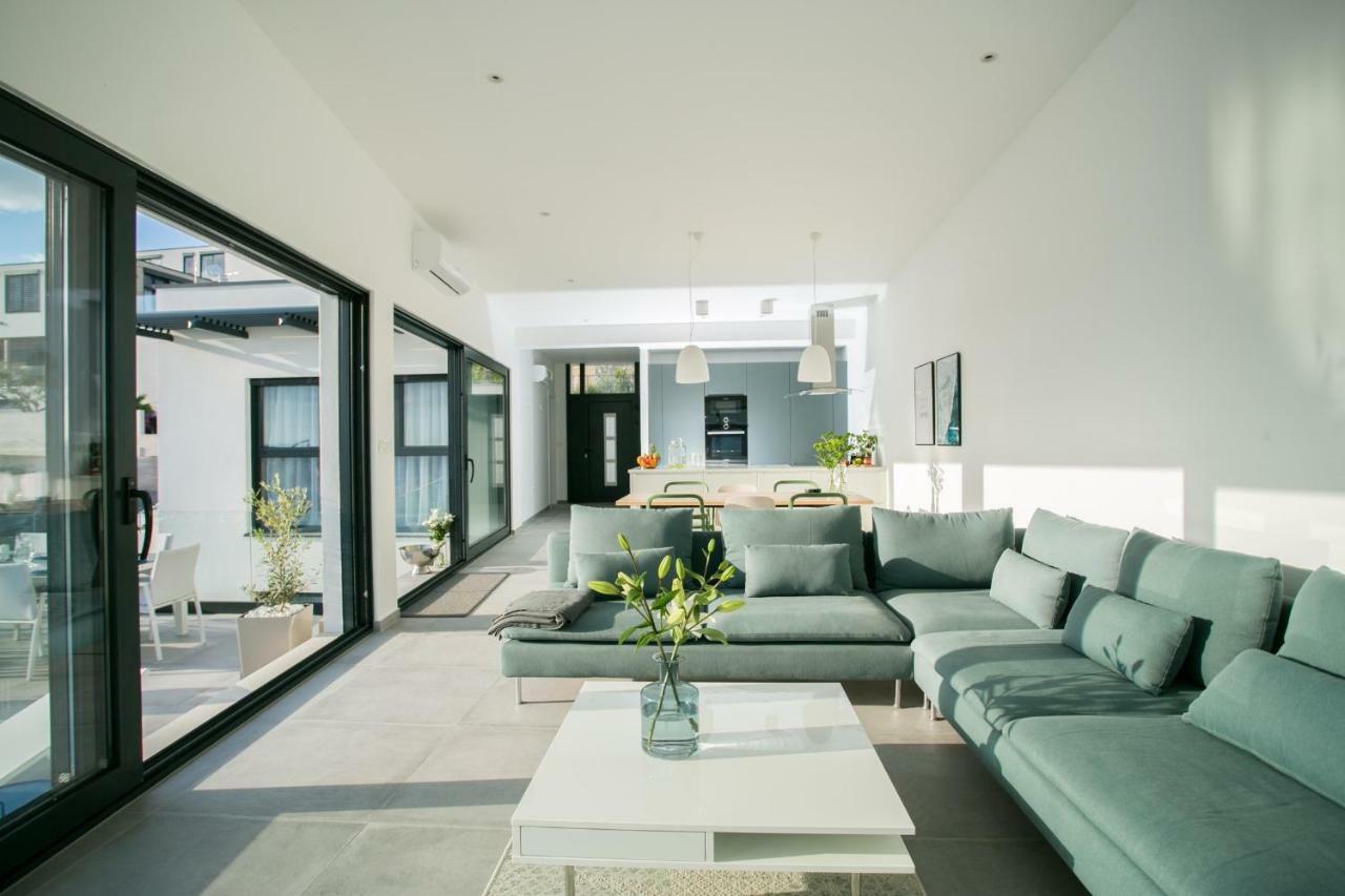 Holiday Home Olive Exclusive - 8 People, Heated Pool, Okrug Gornji, Sea View Trogir Ngoại thất bức ảnh