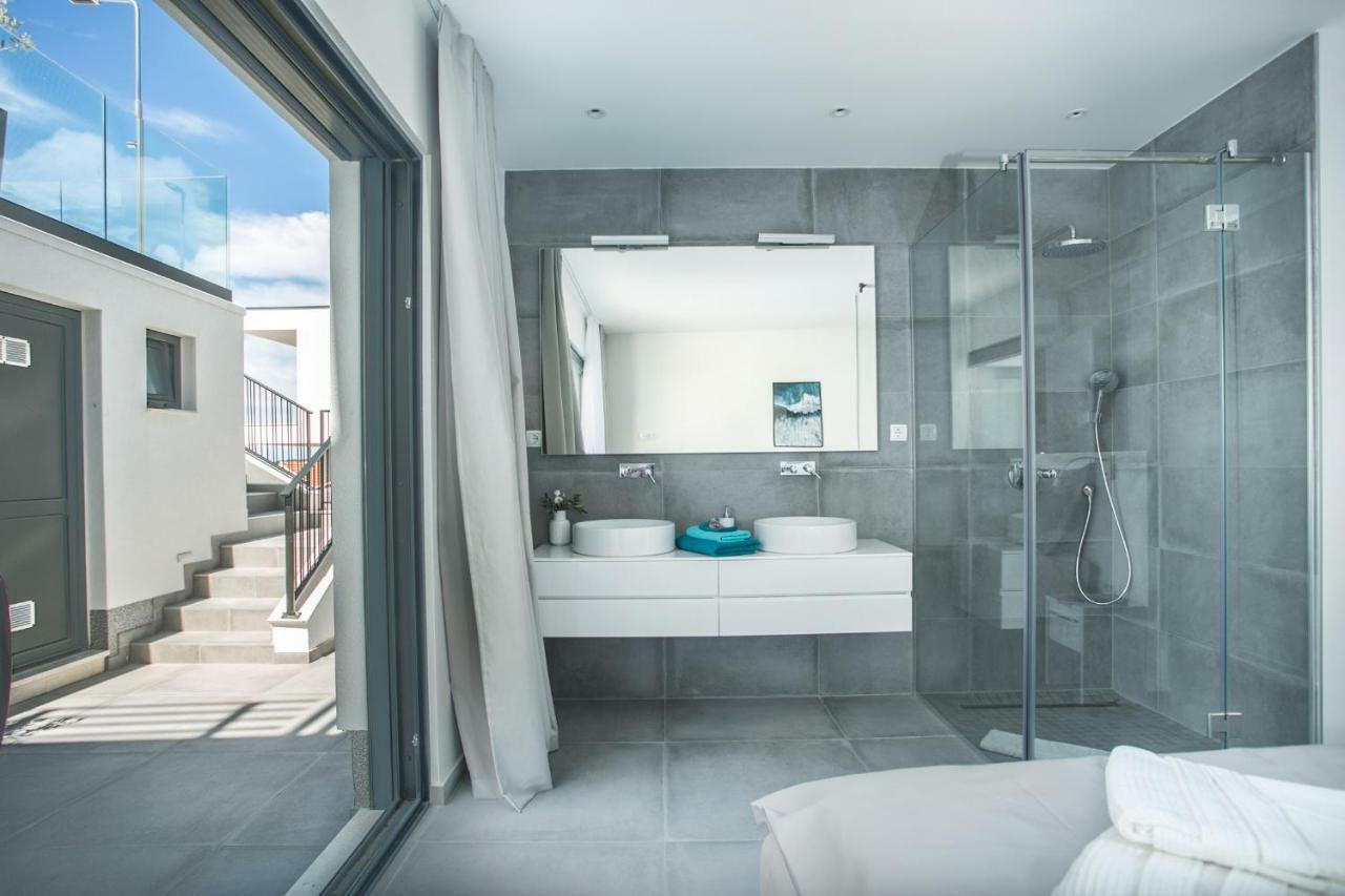 Holiday Home Olive Exclusive - 8 People, Heated Pool, Okrug Gornji, Sea View Trogir Ngoại thất bức ảnh